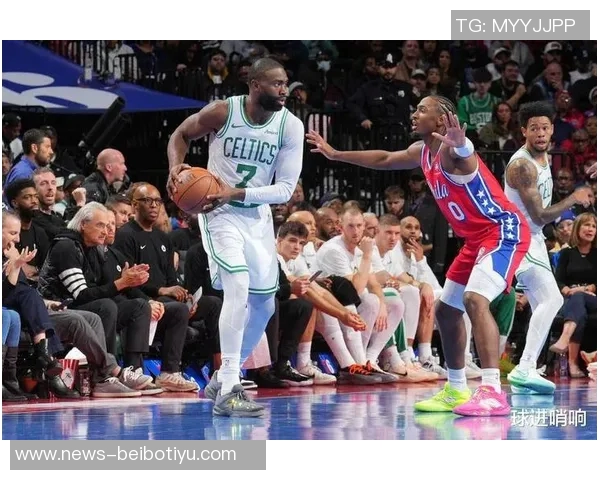 埃奇库姆倒地抢断展现速度76人迅速暂停保护球权 埃奇库姆倒地抢断展现速度76人迅速暂停保护球权